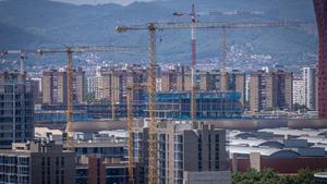 Barcelona 03/08/2025 Economía. Hogares unipersonales e incorporación de nuevos residentes: así es la nueva ecuación de la vivienda en España - Cada vez vivimos más solos - El déficit de vivienda en una sociedad envejecida - Viviendas más flexibles - Políticas públicas. Vistas de viviendas en Barcelona. Obras para la construcción de vivienda. La Marina del Prat Vermell. Imágenes Panorámicas. AUTOR: MANU MITRU