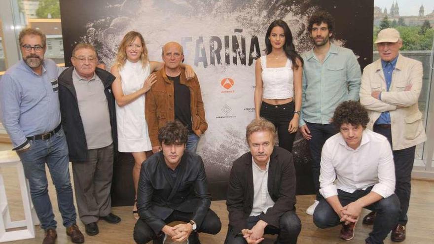 Elenco de actores que protagonizan la adaptación televisiva de &#039;Fariña&#039;, ayer, en Santiago.