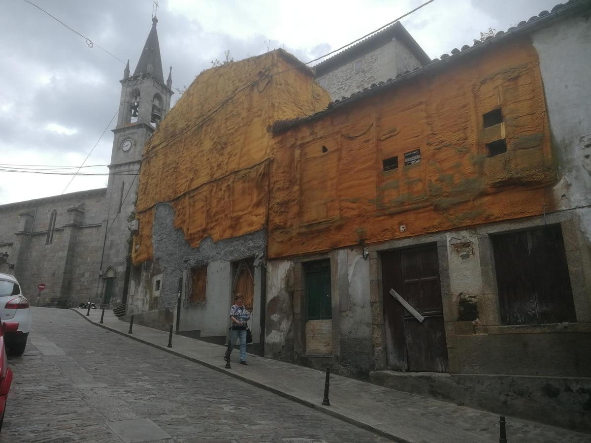 Edificación con expediente abierto en pleno centro del casco histórico de Betanzos. // La Opinión