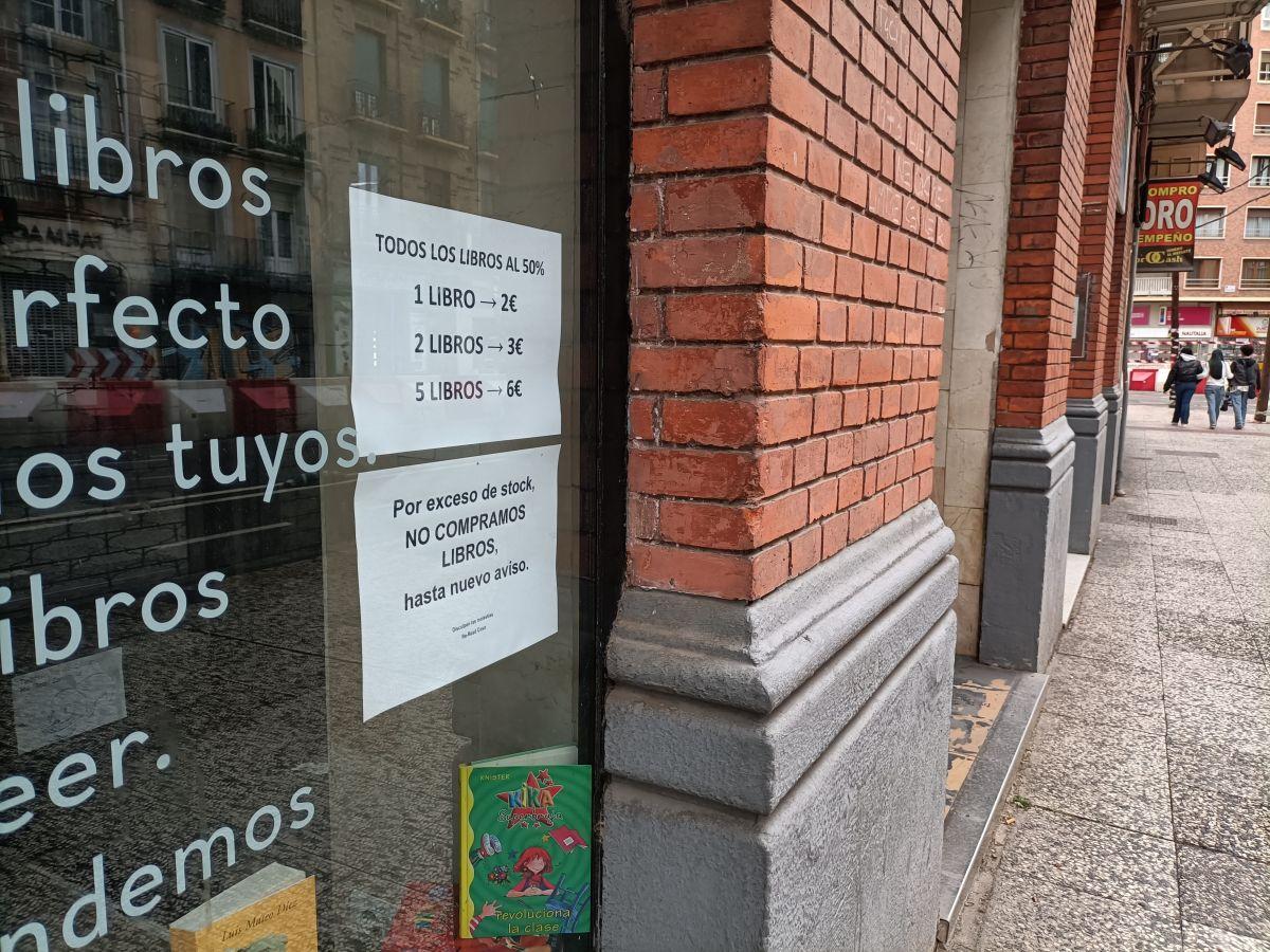 Tras el anuncio del cierre, todos los libros estarán a la venta a mitad de precio.