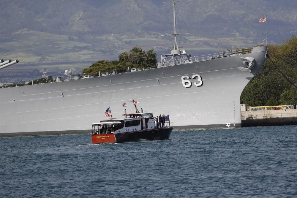 Obama y Shinzo Abe visitan Pearl Harbor