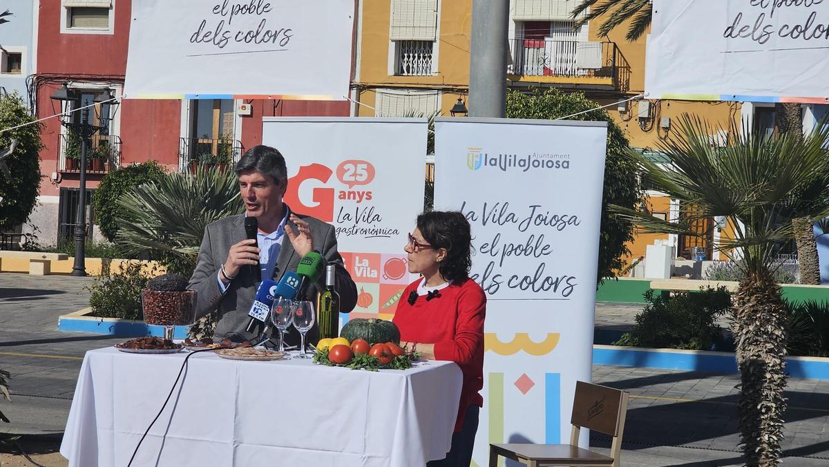 El alcalde y la concejala de Turismo en la presentación de este lunes de la Vila Gastronómica.