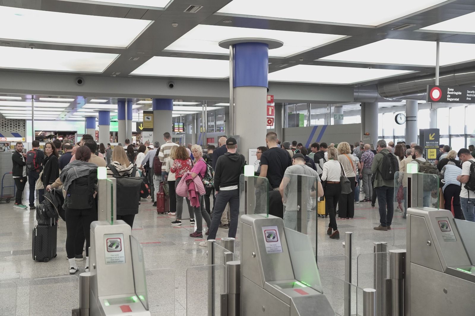 Colapso en los filtros de seguridad del aeropuerto de Palma con una hora de espera y cientos de personas atrapadas