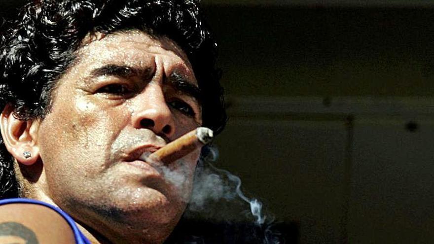 Maradona, con un puro en La Habana