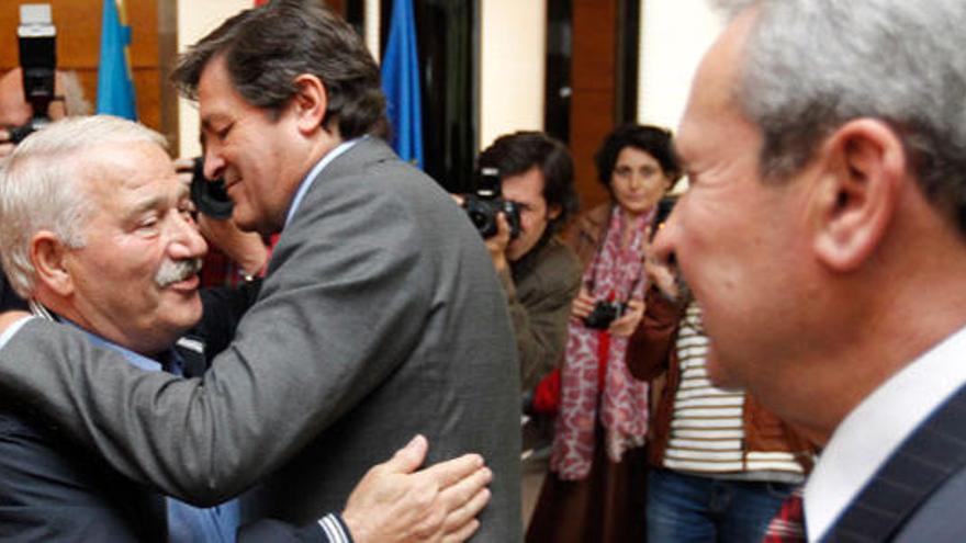 Fernández abraza a Villa en presencia de Torre
