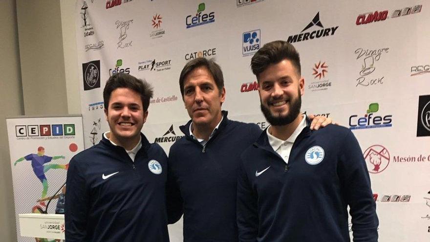 Berizzo, junto a dos de los asistentes a la charla.