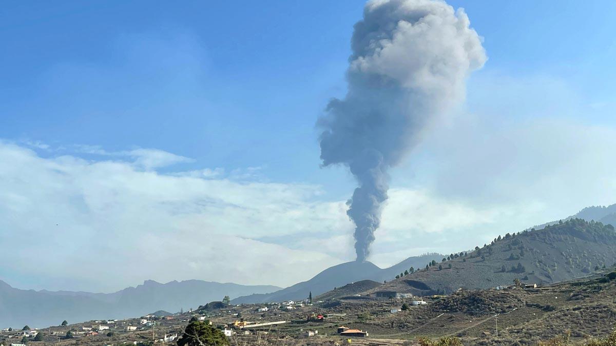 El volcán de La Palma vuelve a emitir lava y cenizas, tras un breve parón