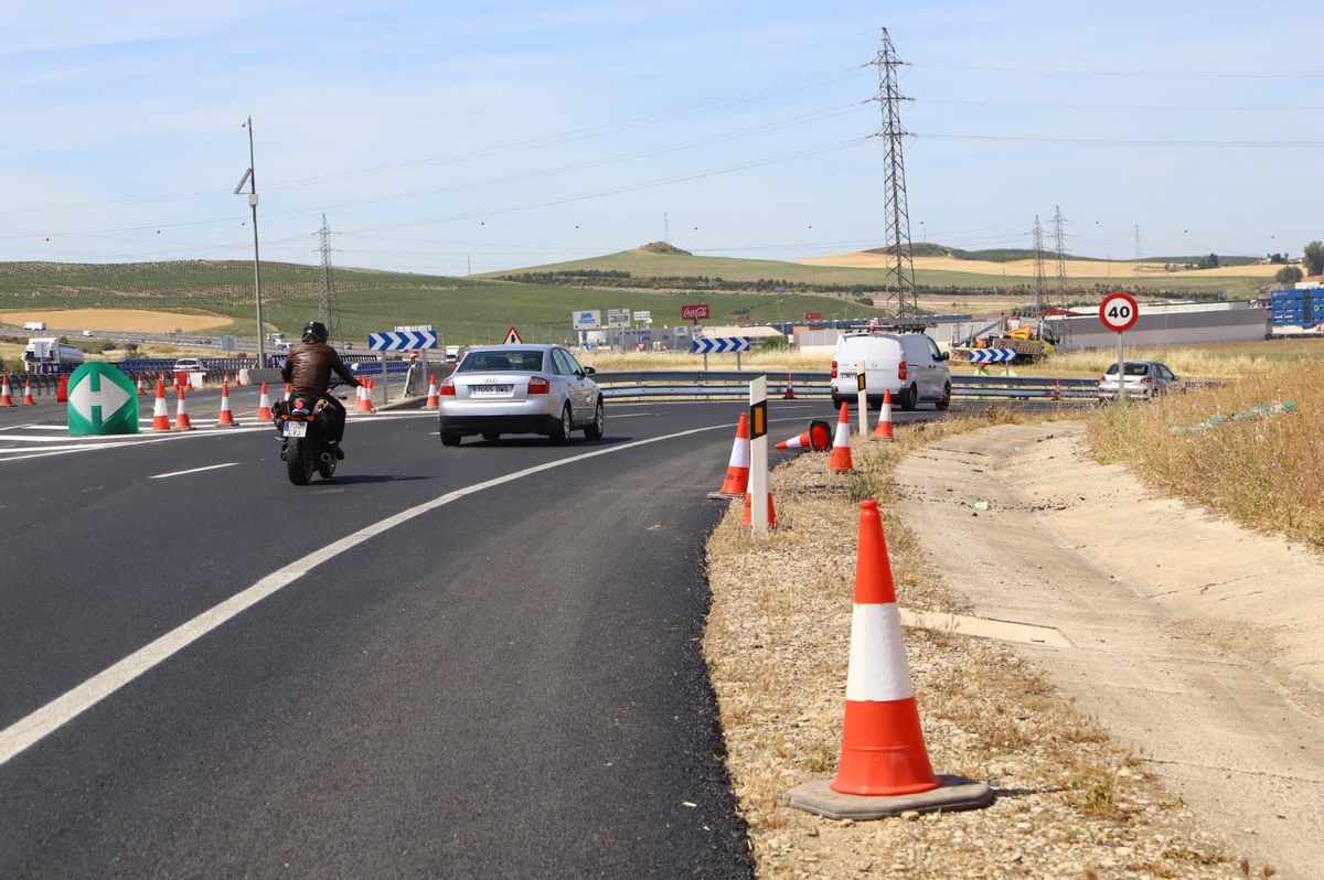 Doble carril de acceso al puente de Andalucía desde la A-4.