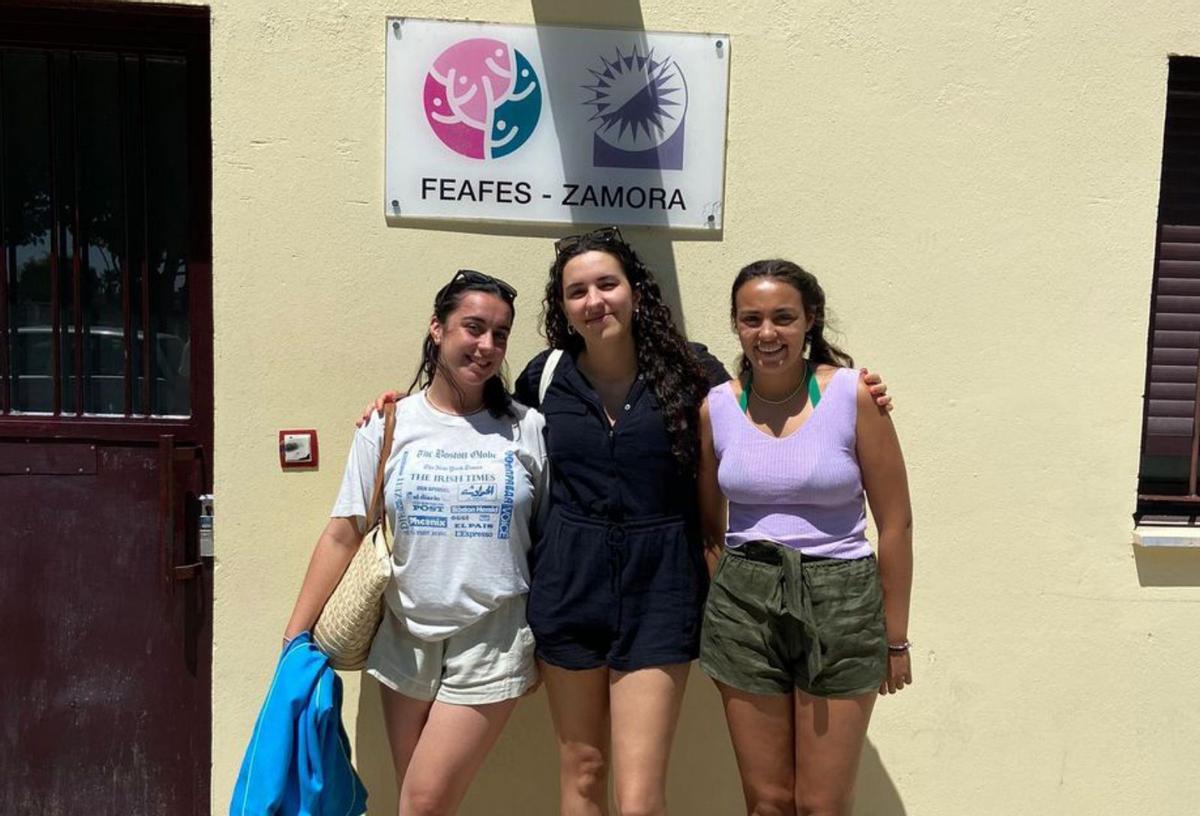 Tres voluntarias, a las puertas de Feafes Zamora. | Cedida