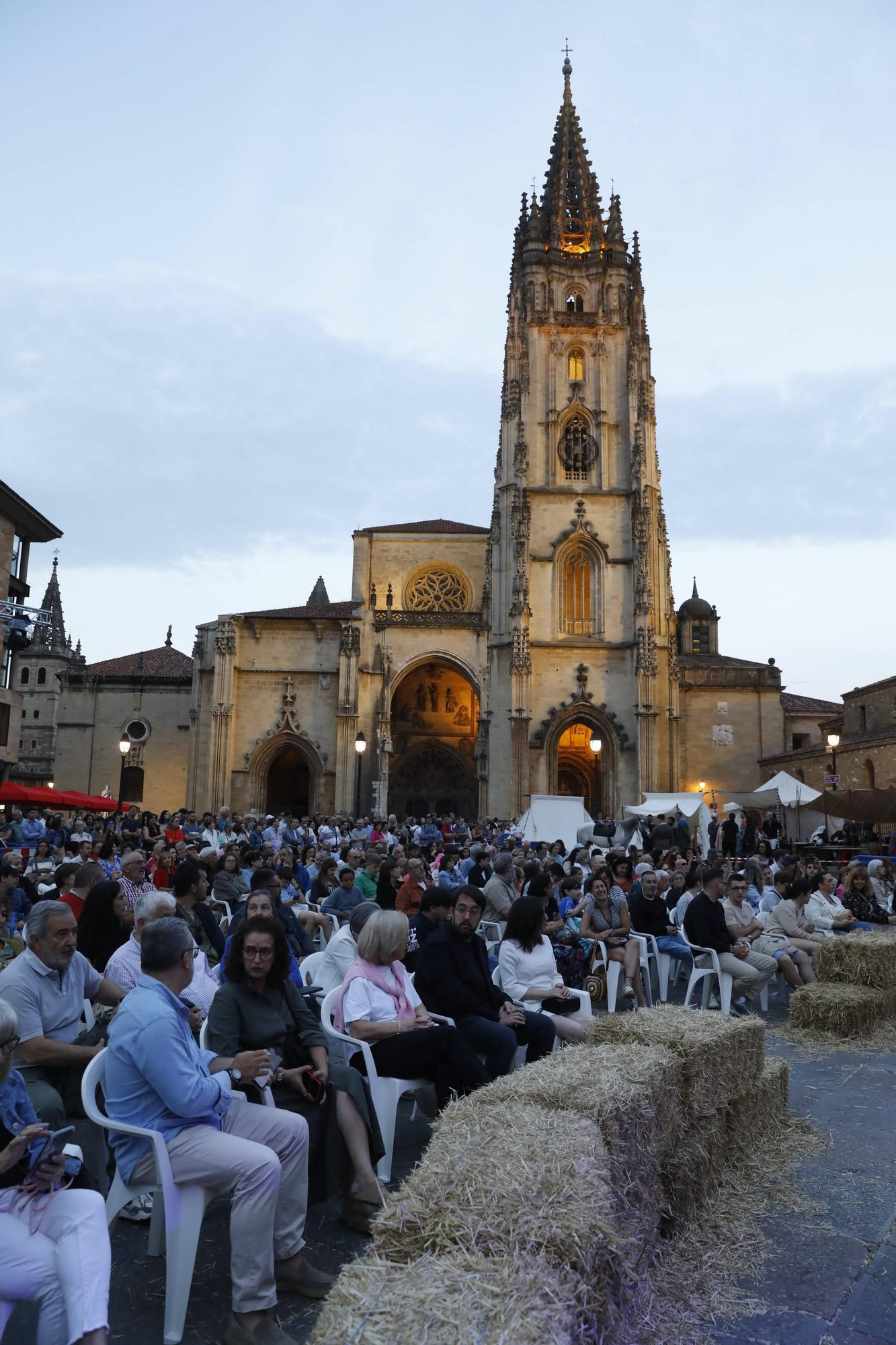 IMÁGENES: Recreacion de "El primer peregrino" en la plaza de la Catedral de Oviedo