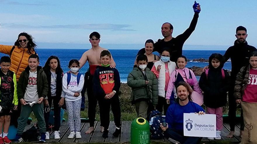 Algúns dos escolares que participaron o ano pasado no programa ‘Defende o mar a través do surfing’, impulsado pola Deputación