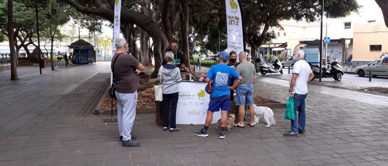 Punto de información itinerante para resolver las dudas sobre el nuevo contenedor marrón.