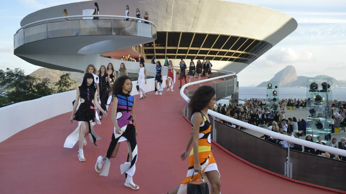 Carrousel final de la coleccin Crucero 2017 de Louis Vuitton