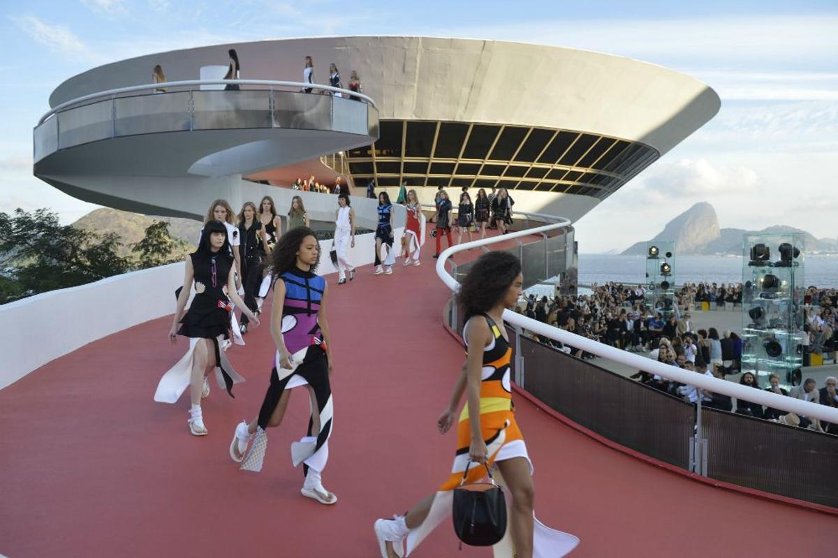Carrousel final de la coleccin Crucero 2017 de Louis Vuitton