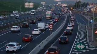 La obra en la variante de Los Visos causa largos atascos en el primer día laborable