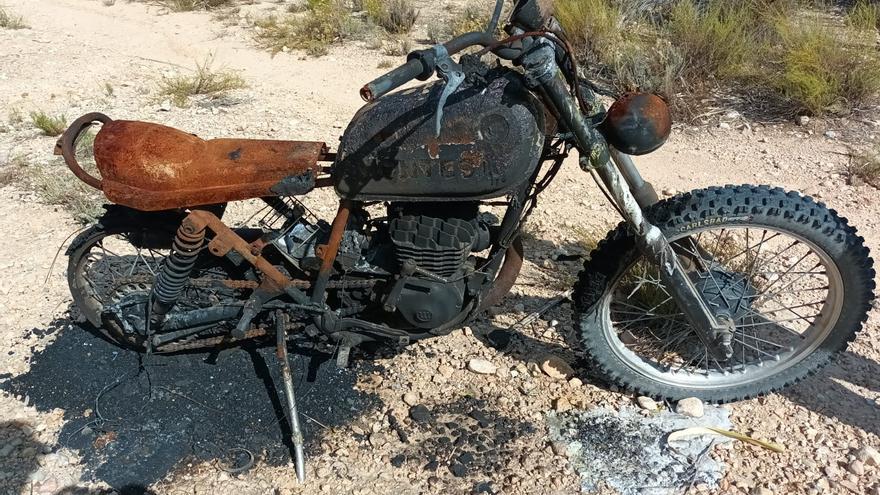 Una de las motos de coleccionista robadas a un vecino de Fontanars acaba calcinada en Caudete