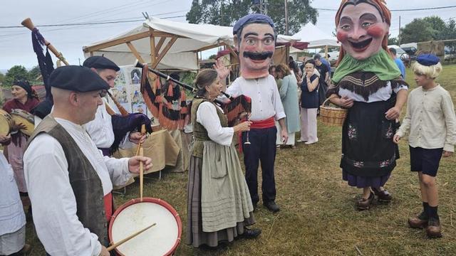 -Los cabezudos de Pinón y Telva, con Pinín y varios gaiteros.
