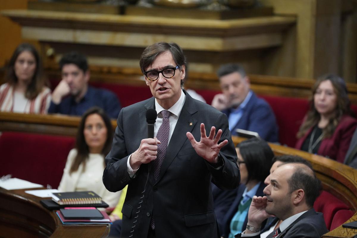 El president de la Generalitat de Catalunya, Salvador Illa, durante el pleno del Parlament