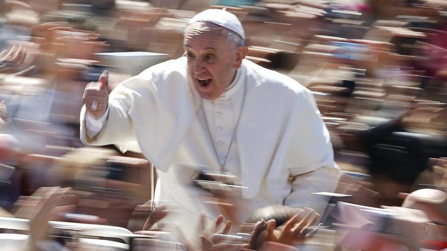 El papa Francisco, durante una de sus primeras misas de Pascua en la plaza de San Pedro.