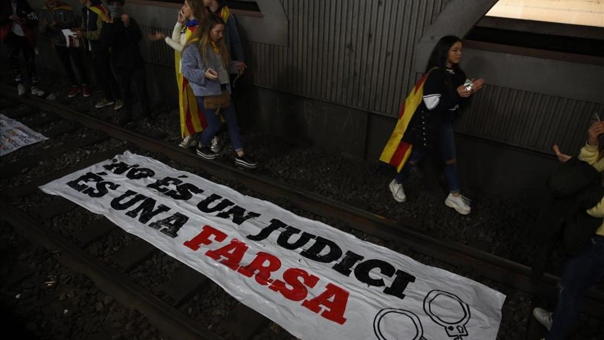 Manifestantes cortan las vías de la estación de plaza de Catalunya, en Barcelona