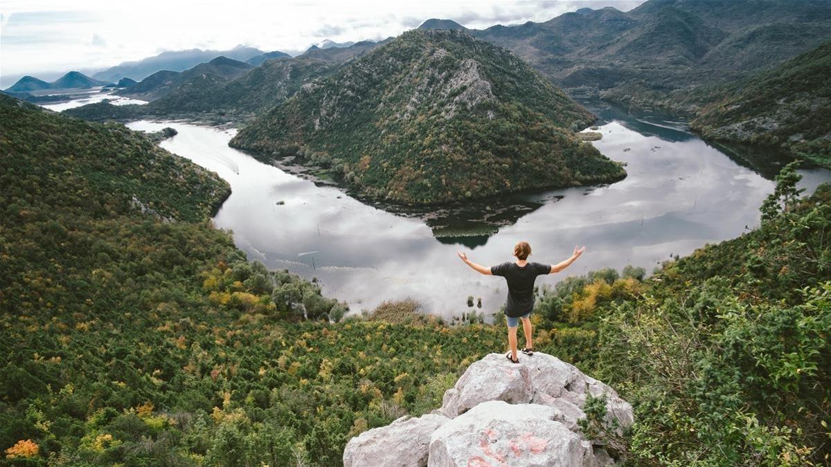 Un viajero contempla el paisaje.