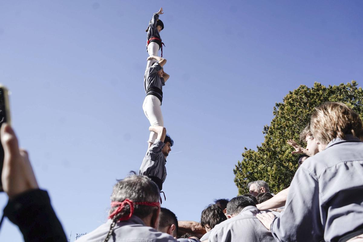La pujada i baixada del pilar de quatre dels Tirallongues a Manresa