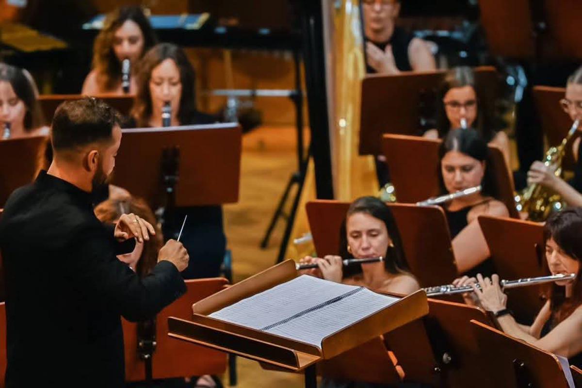 Detlla de los músicos durante la actuación.