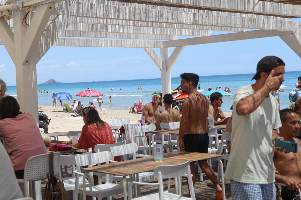 Clientes en un chiringuito del litoral de Cartagena, este sábado.