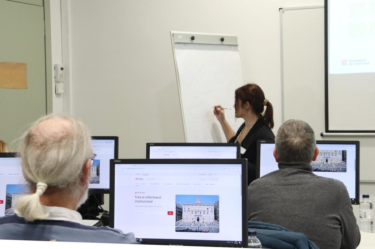 La moderadora del 'focus group' en una instante de la sesión con los ciudadanos anónimos.