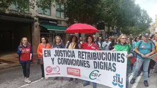 Funcionarios de Justicia piden "condiciones dignas" ante la sede del PSOE en Murcia