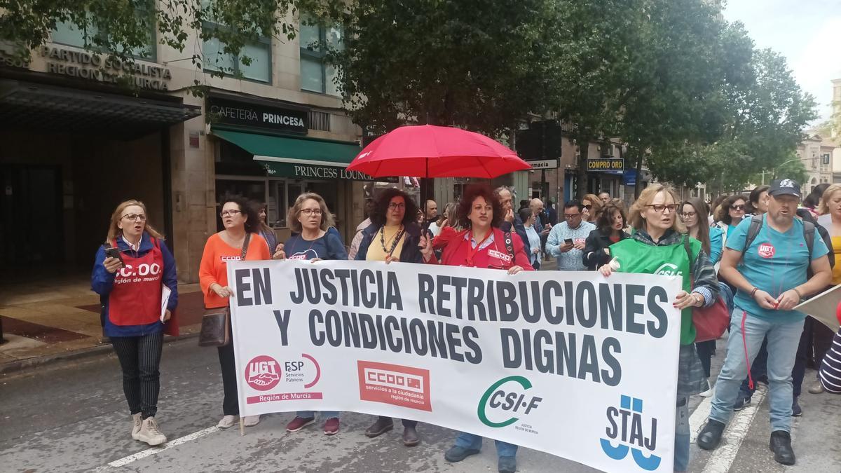 Funcionarios de Justicia, este martes en la puerta de la sede del PSOE en Murcia.