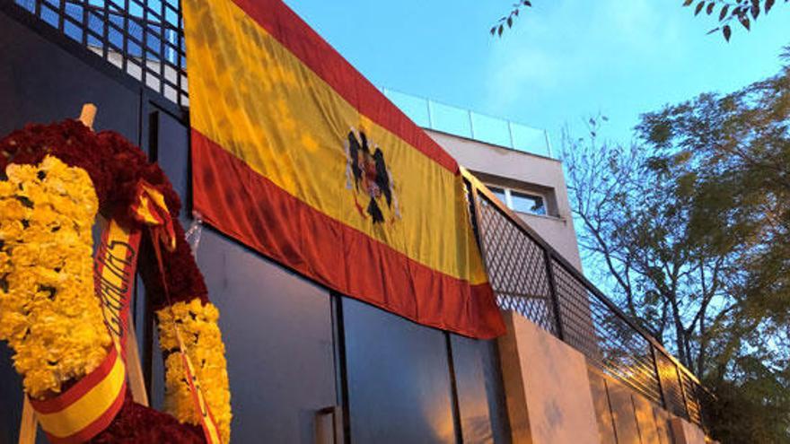 Imagen de la bandera y la corona.