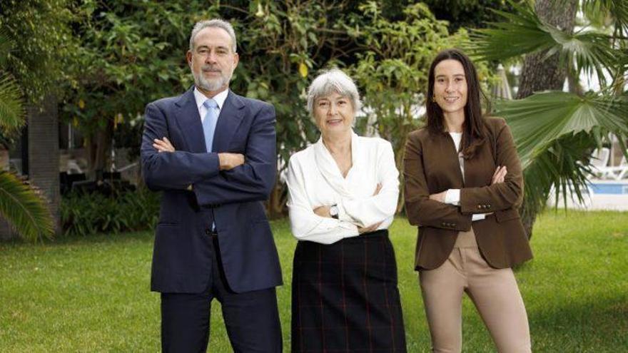 Luis Riu, Carmen Riu y Naomi Riu.