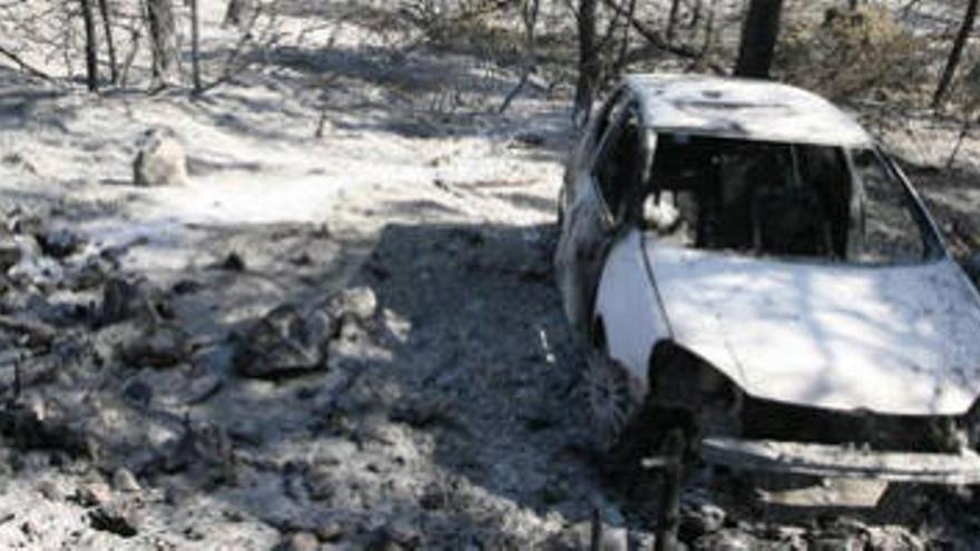 Un coche calcinado, en la zona arrastrada por las llamas