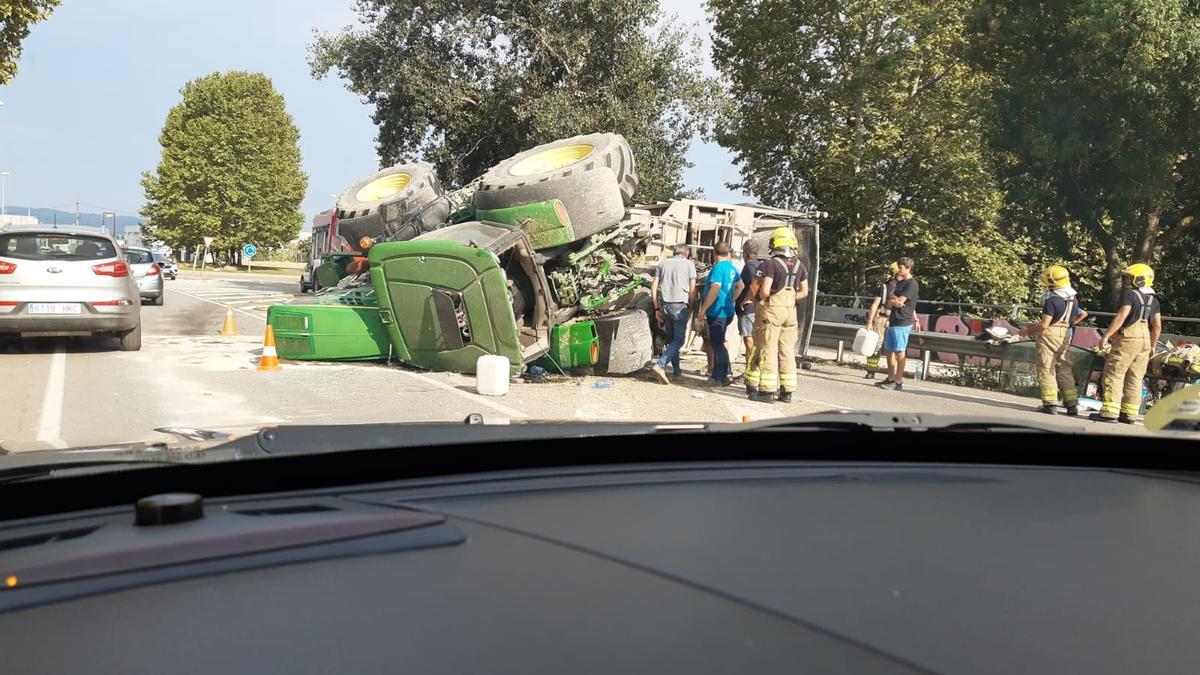 El tractor bolcat a la carretera