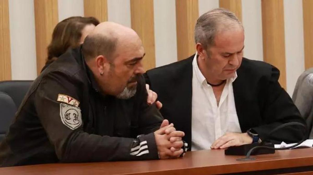 El condenado y su abogado (der.), durante una sesión del juicio en Vigo.