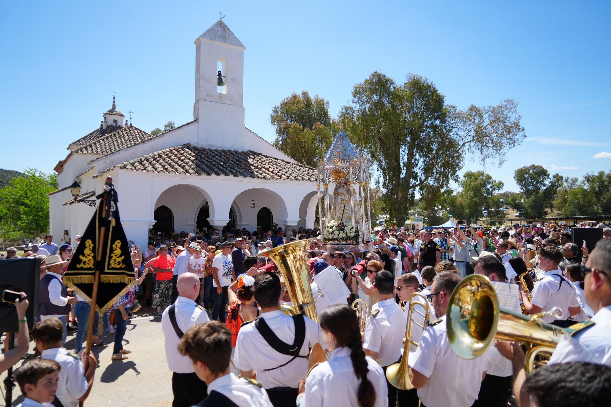 La Virgen de Veredas reúne a una multitud de personas en su romería de Torrecampo