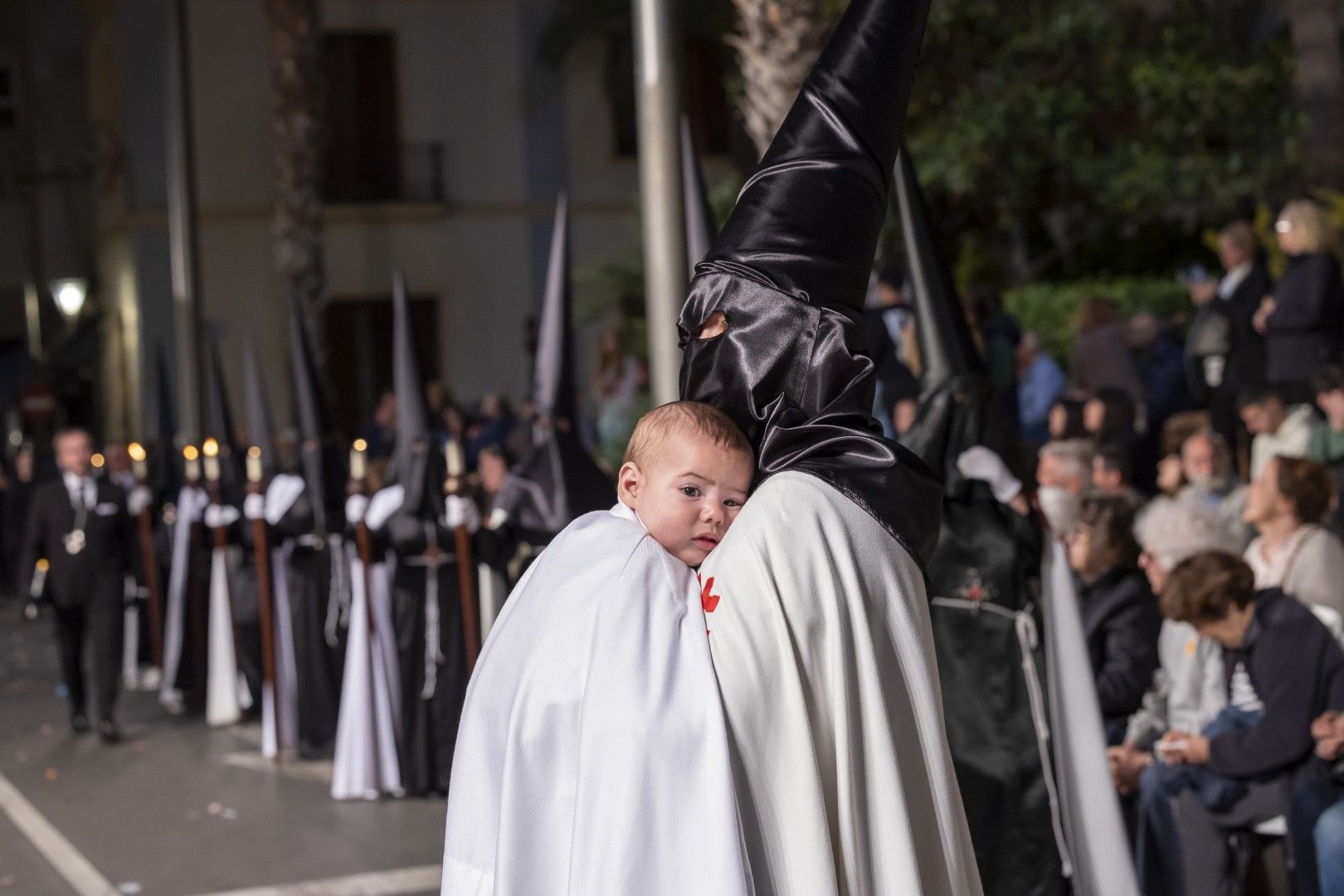 La procesión del Santo Entierro de Cristo del Viernes Santo en Torrevieja, en imágenes