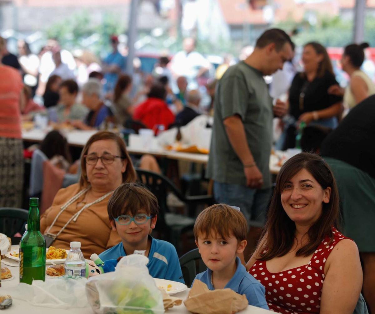 Participantes, ayer, en la comida de convivencia en el barrio de La Luz. | Mara Villamuza