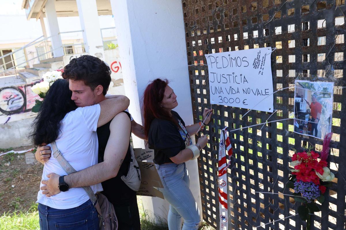 Homenaje al turista fallecido tras ser atropellado en Cala de Bou Homenaje al turista fallecido tras ser atropellado en Cala de Bou