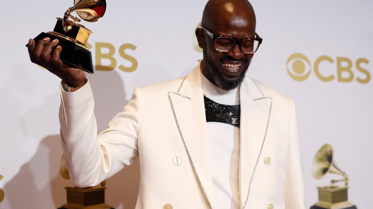 Black Coffee con el Grammy al Mejor álbum dance.