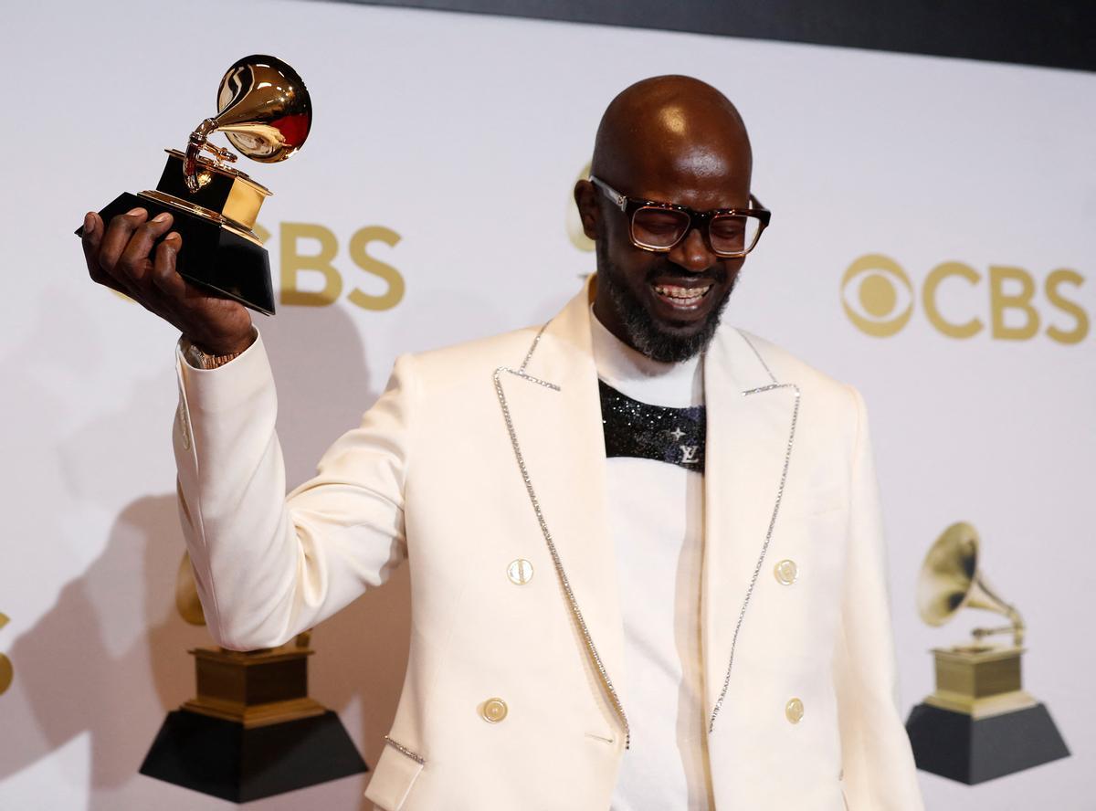Black Coffee con el Grammy al Mejor álbum dance.