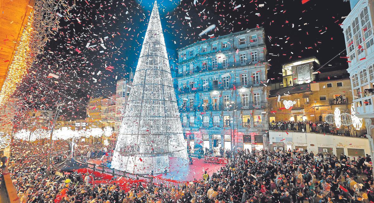 El confeti cayó sobrelos asistentes tras pulsarel alcalde el botón.// J. LoresPorta do Sol se llenóde gente en el primerdía de las luces. // J. LoresVIGO. ENCENDIDO DE LUCES DE NAVIDAD