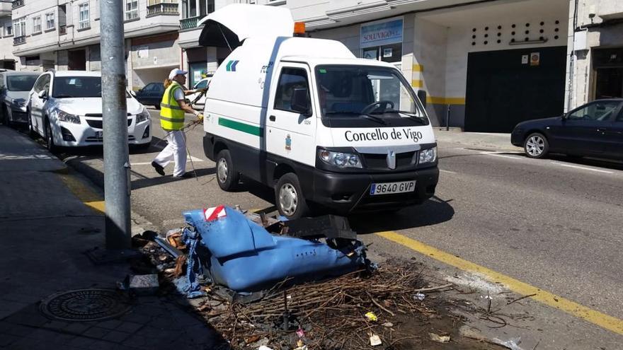 Contenedor quemado hoy en Vigo. // Sara Prol