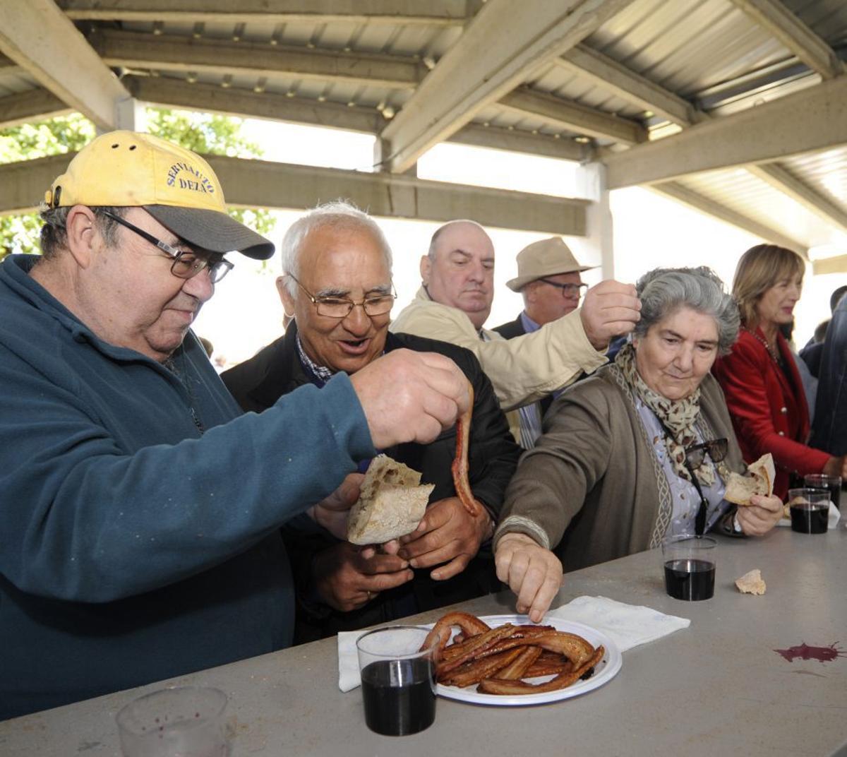 Asistentes  una Festa da Carne ao Caldeiro en Gouxa, Dozón.  | BERNABÉ/JAVIER LALÍN