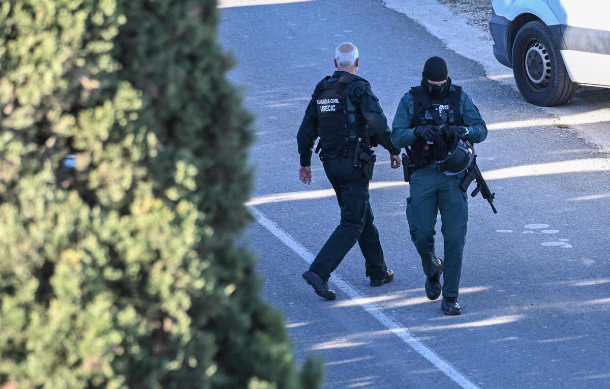 Un doble crimen mantiene acordonada una urbanización de Elche con un implicado atrincherado