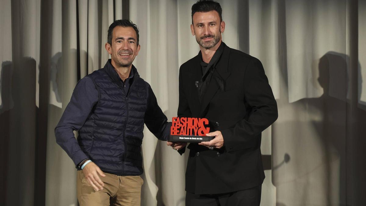 El director de Levante TV, Juanma Romero, entregó el galardón al director de la Mediterránea Fashion Week, Sergio Puig.