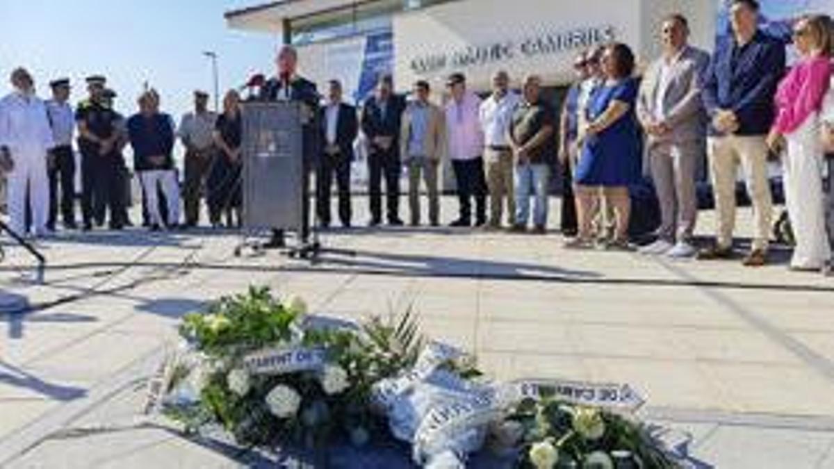 El acto de homenaje celebrado este martes en la plaza de la Pau por el noveno aniversario del atentado de Cambrils (Tarragona), en el que murió una mujer y que fue perpretrado por el mismo grupo que horas antes cometió el de La Rambla de Barcelona.