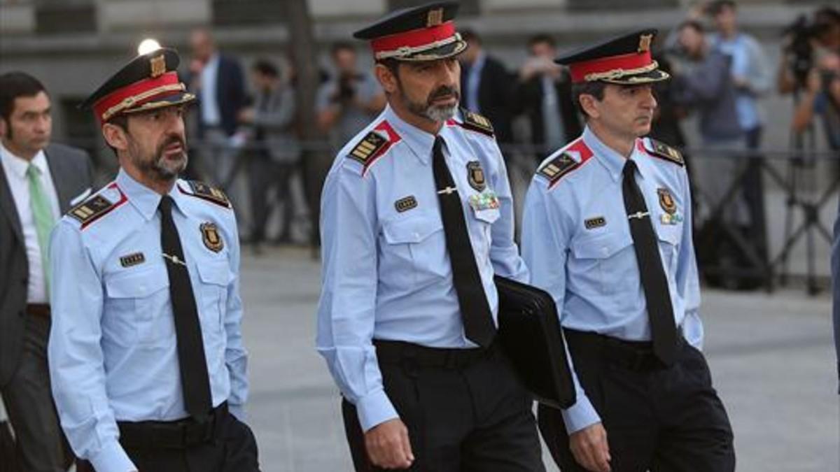 El mayor Josep Lluís Trapero, en el centro, llegando a la Audiencia Nacional, ayer.