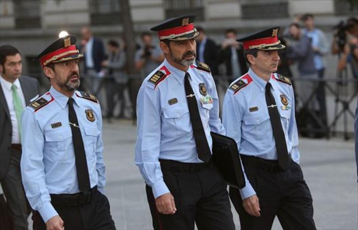 El mayor Josep Lluís Trapero, en el centro, llegando a la Audiencia Nacional, ayer.